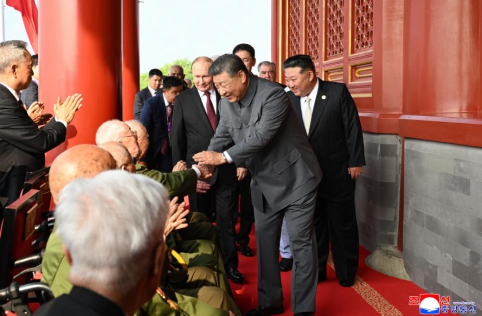 Kim Jong Un se laudă că a fost în centrul atenției în China și a postat zeci de imagini cu el râzând și îmbrățișându-se cu Xi și Putin 1004308