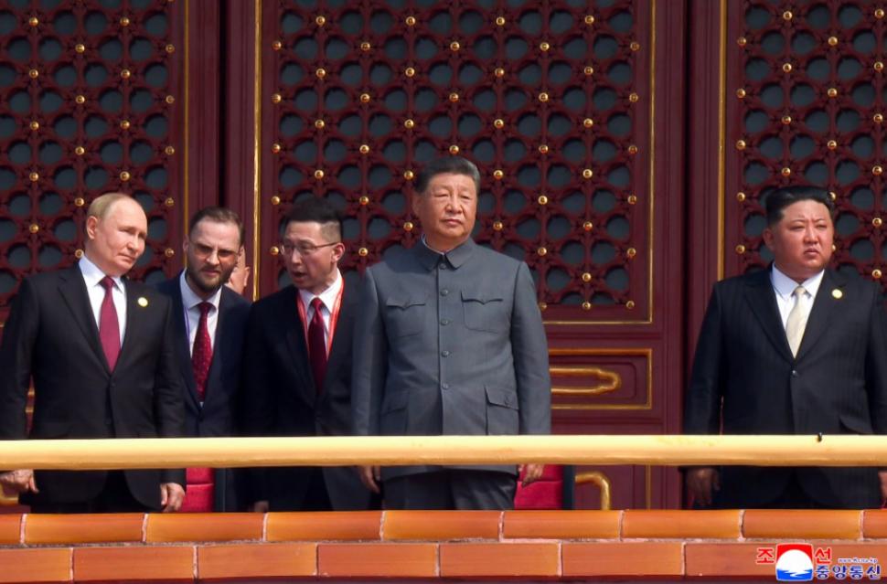 Kim Jong Un se laudă că a fost în centrul atenției în China și a postat zeci de imagini cu el râzând și îmbrățișându-se cu Xi și Putin 1004309