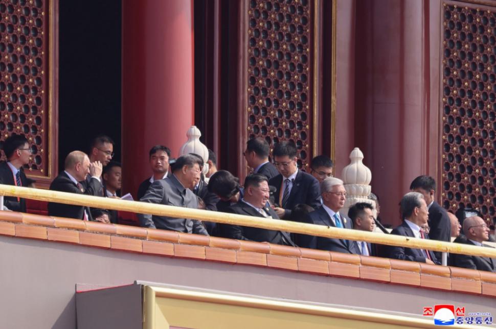 Kim Jong Un se laudă că a fost în centrul atenției în China și a postat zeci de imagini cu el râzând și îmbrățișându-se cu Xi și Putin 1004310