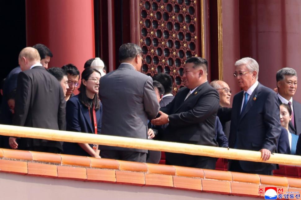 Kim Jong Un se laudă că a fost în centrul atenției în China și a postat zeci de imagini cu el râzând și îmbrățișându-se cu Xi și Putin 1004312