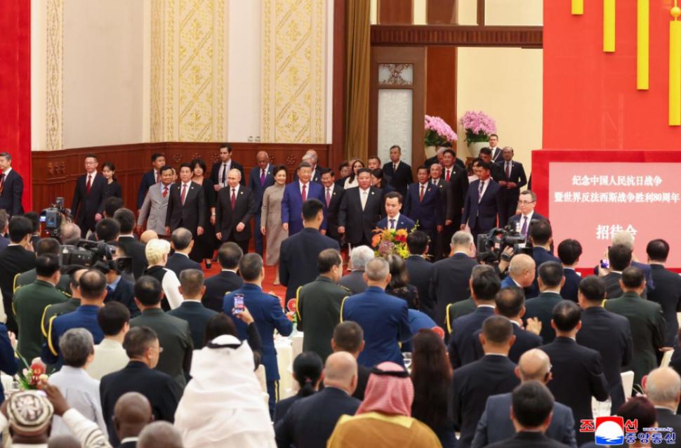 Kim Jong Un se laudă că a fost în centrul atenției în China și a postat zeci de imagini cu el râzând și îmbrățișându-se cu Xi și Putin 1004313