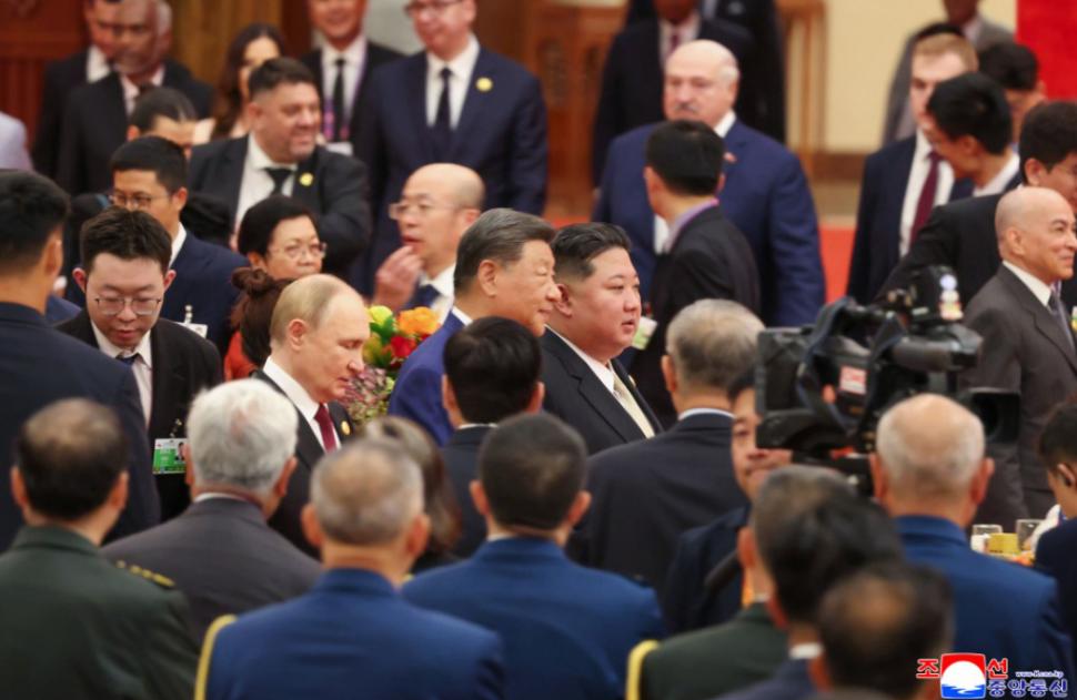 Kim Jong Un se laudă că a fost în centrul atenției în China și a postat zeci de imagini cu el râzând și îmbrățișându-se cu Xi și Putin 1004315