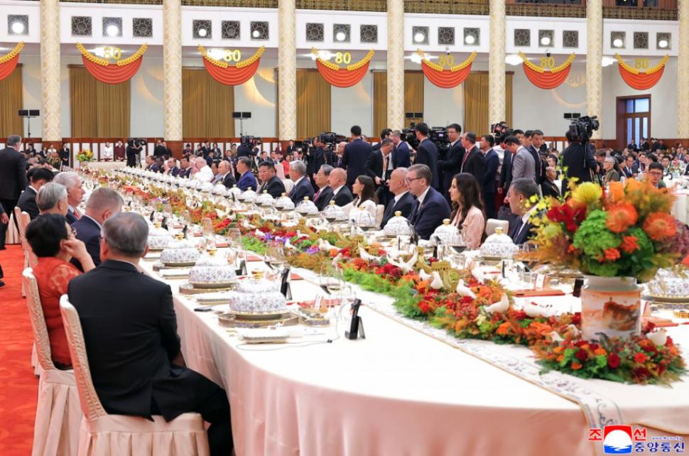 Kim Jong Un se laudă că a fost în centrul atenției în China și a postat zeci de imagini cu el râzând și îmbrățișându-se cu Xi și Putin 1004316