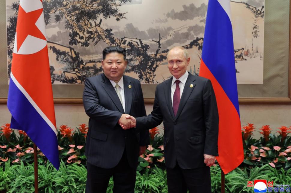 Kim Jong Un se laudă că a fost în centrul atenției în China și a postat zeci de imagini cu el râzând și îmbrățișându-se cu Xi și Putin 1004317