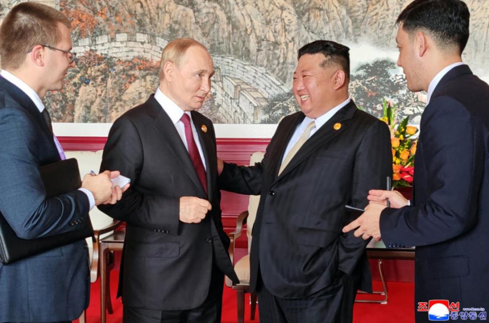 Kim Jong Un se laudă că a fost în centrul atenției în China și a postat zeci de imagini cu el râzând și îmbrățișându-se cu Xi și Putin 1004318