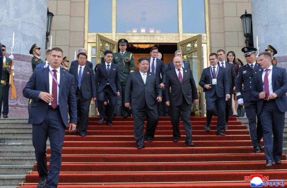 Kim Jong Un se laudă că a fost în centrul atenției în China și a postat zeci de imagini cu el râzând și îmbrățișându-se cu Xi și Putin 1004319