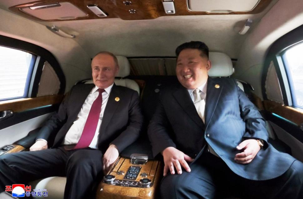 Kim Jong Un se laudă că a fost în centrul atenției în China și a postat zeci de imagini cu el râzând și îmbrățișându-se cu Xi și Putin 1004320