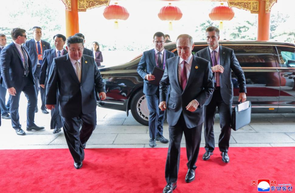 Kim Jong Un se laudă că a fost în centrul atenției în China și a postat zeci de imagini cu el râzând și îmbrățișându-se cu Xi și Putin 1004321