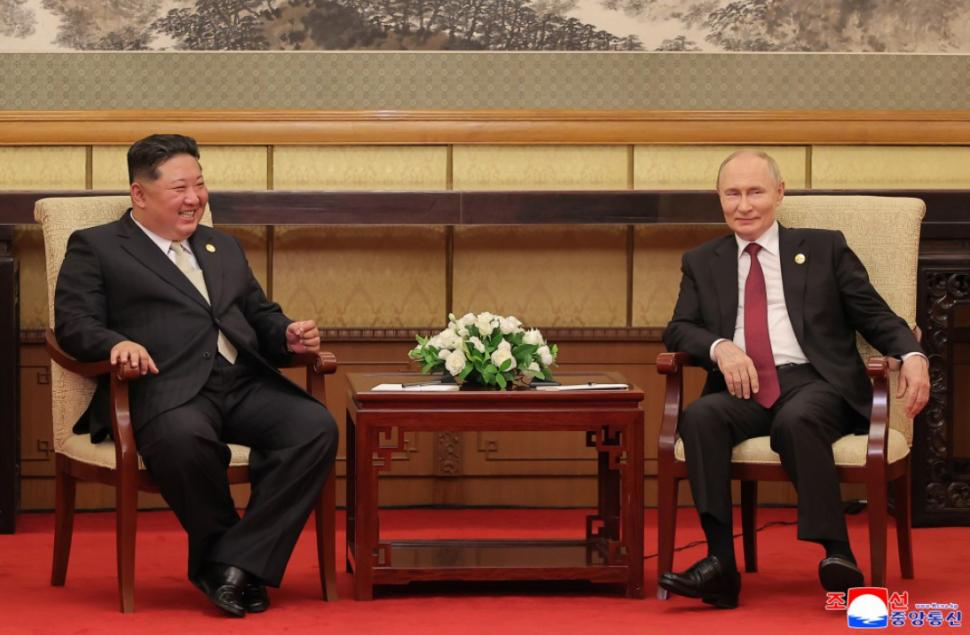 Kim Jong Un se laudă că a fost în centrul atenției în China și a postat zeci de imagini cu el râzând și îmbrățișându-se cu Xi și Putin 1004322