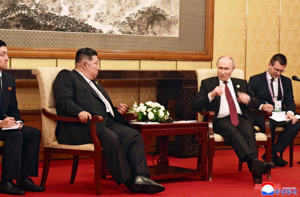 Kim Jong Un se laudă că a fost în centrul atenției în China și a postat zeci de imagini cu el râzând și îmbrățișându-se cu Xi și Putin 1004323