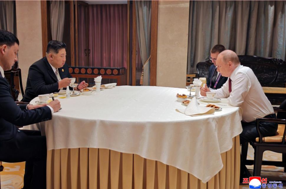 Kim Jong Un se laudă că a fost în centrul atenției în China și a postat zeci de imagini cu el râzând și îmbrățișându-se cu Xi și Putin 1004324