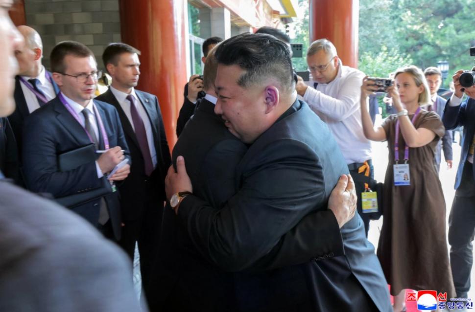 Kim Jong Un se laudă că a fost în centrul atenției în China și a postat zeci de imagini cu el râzând și îmbrățișându-se cu Xi și Putin 1004325