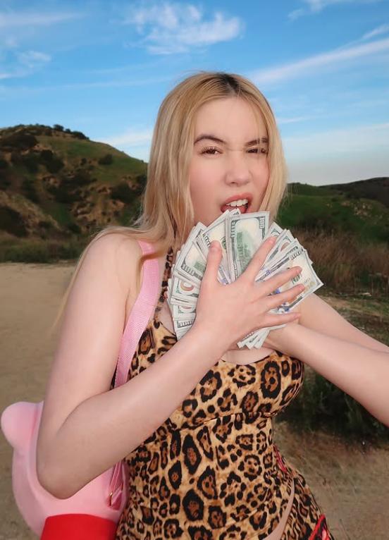 O fată de 18 ani a câștigat 15 milioane de dolari în 2 săptămâni, pe OnlyFans. Cum își apără cariera controversată 1004493