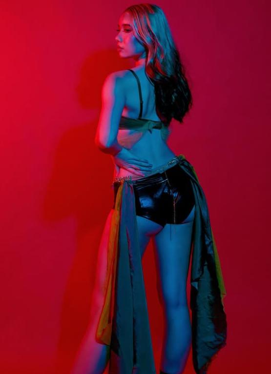 O fată de 18 ani a câștigat 15 milioane de dolari în 2 săptămâni, pe OnlyFans. Cum își apără cariera controversată 1004497