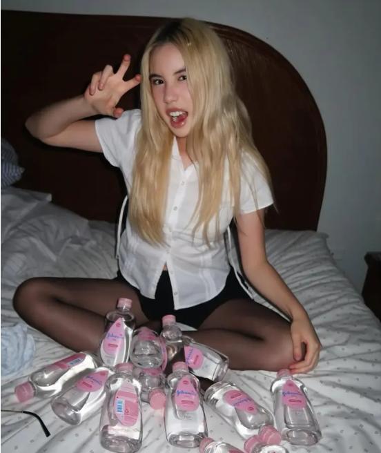 O fată de 18 ani a câștigat 15 milioane de dolari în 2 săptămâni, pe OnlyFans. Cum își apără cariera controversată 1004500