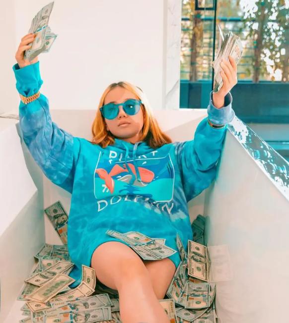 O fată de 18 ani a câștigat 15 milioane de dolari în 2 săptămâni, pe OnlyFans. Cum își apără cariera controversată 1004501