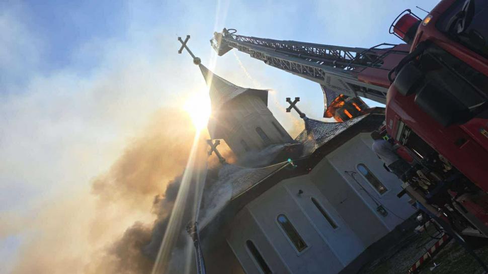 Incendiu puternic la o biserică din Suceava. Flăcările au cuprins turlele lăcașului 1004900