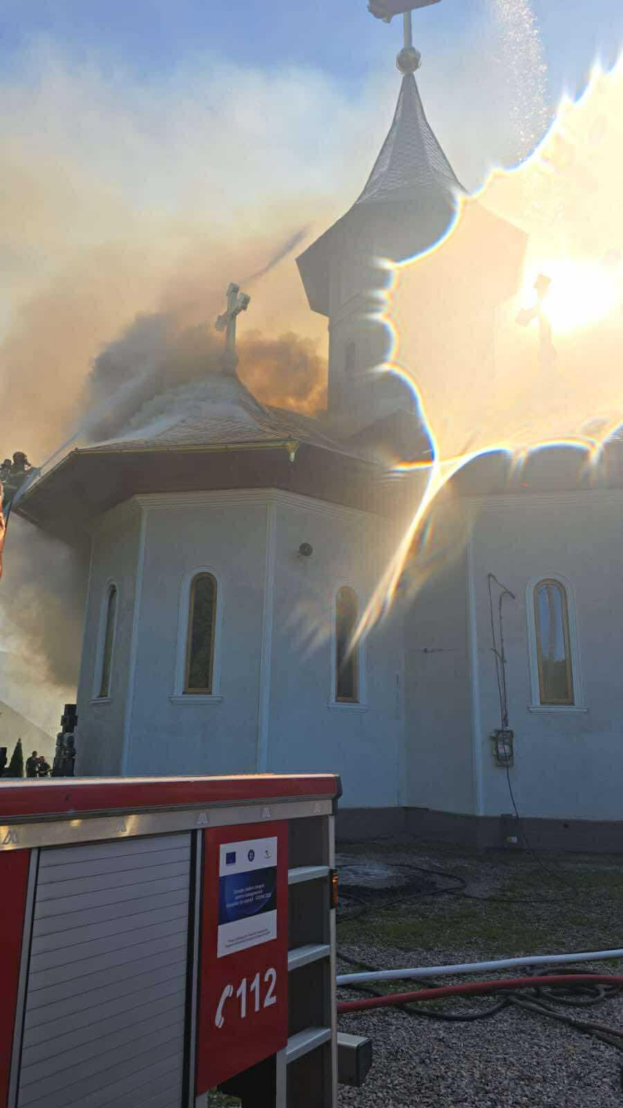 Incendiu puternic la o biserică din Suceava. Flăcările au cuprins turlele lăcașului 1004901