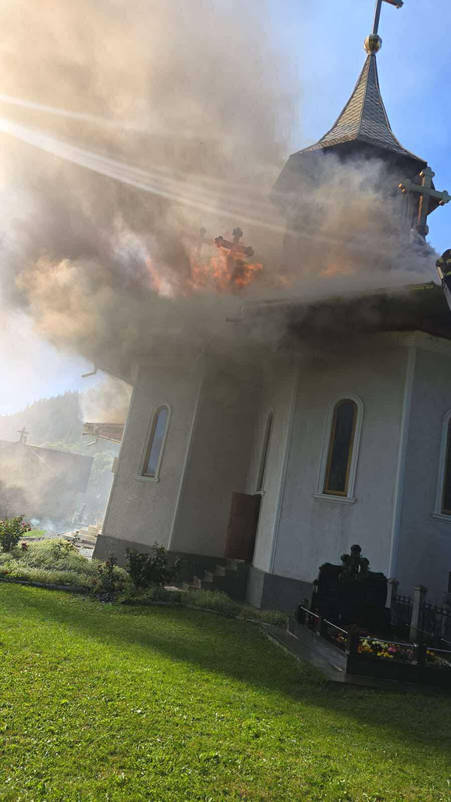 Incendiu puternic la o biserică din Suceava. Flăcările au cuprins turlele lăcașului 1004902