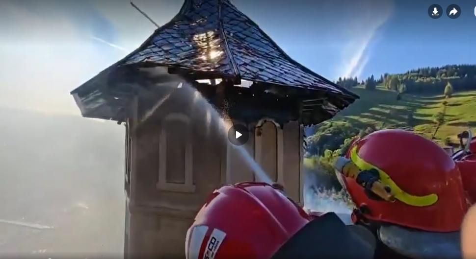 Incendiu puternic la o biserică din Suceava. Flăcările au cuprins turlele lăcașului 1004903
