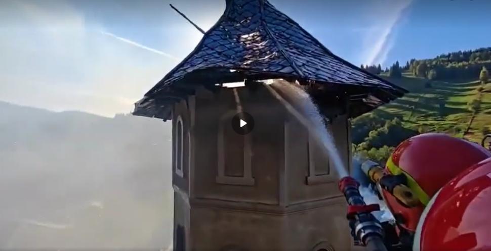 Incendiu puternic la o biserică din Suceava. Flăcările au cuprins turlele lăcașului 1004904