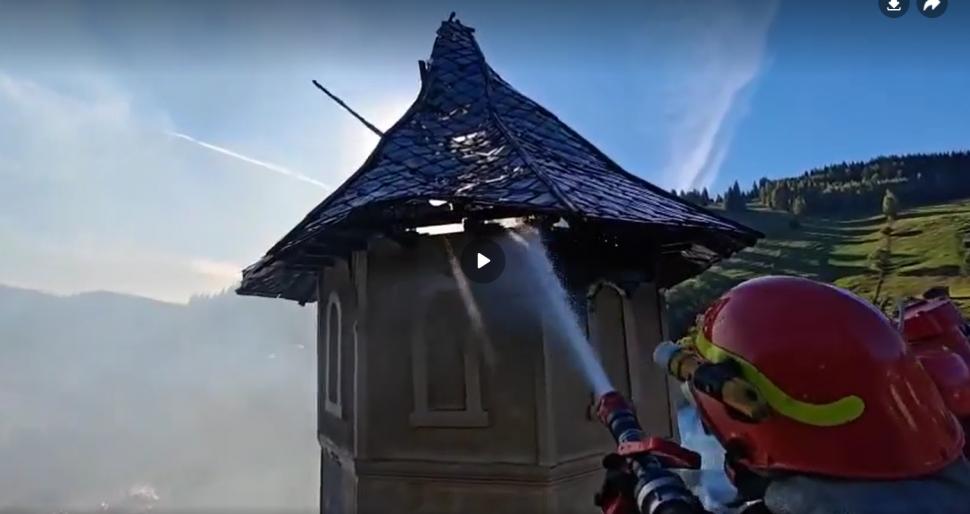 Incendiu puternic la o biserică din Suceava. Flăcările au cuprins turlele lăcașului 1004905