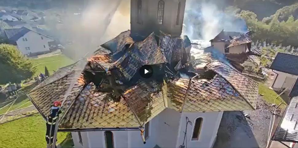 Incendiu puternic la o biserică din Suceava. Flăcările au cuprins turlele lăcașului 1004906