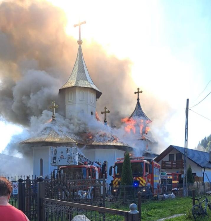 Incendiu puternic la o biserică din Suceava. Flăcările au cuprins turlele lăcașului 1004907