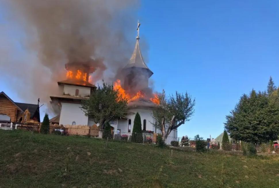 Incendiu puternic la o biserică din Suceava. Flăcările au cuprins turlele lăcașului 1004908
