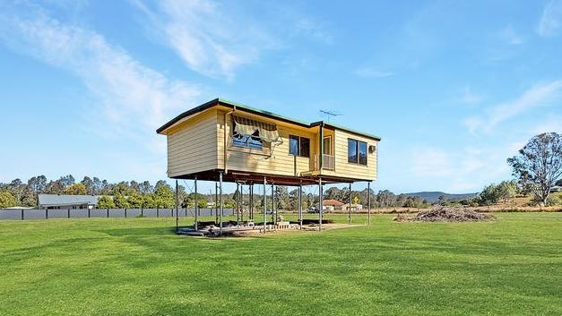 O casă bizară, cocoțată la 3 metri înălțime, declanșează frenezie printre cumpărători. Prețul este uriaș 1004566