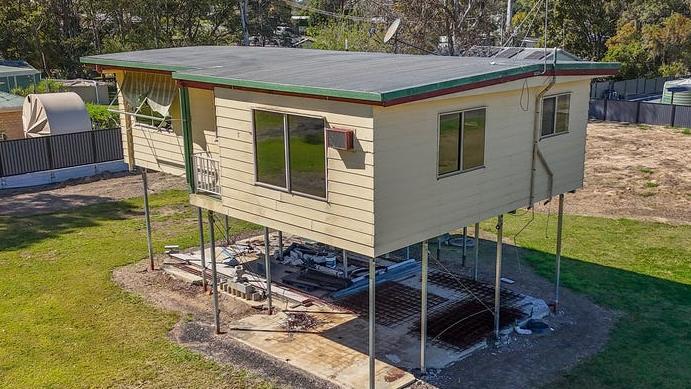 O casă bizară, cocoțată la 3 metri înălțime, declanșează frenezie printre cumpărători. Prețul este uriaș 1004567