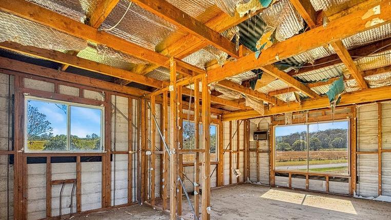 O casă bizară, cocoțată la 3 metri înălțime, declanșează frenezie printre cumpărători. Prețul este uriaș 1004568