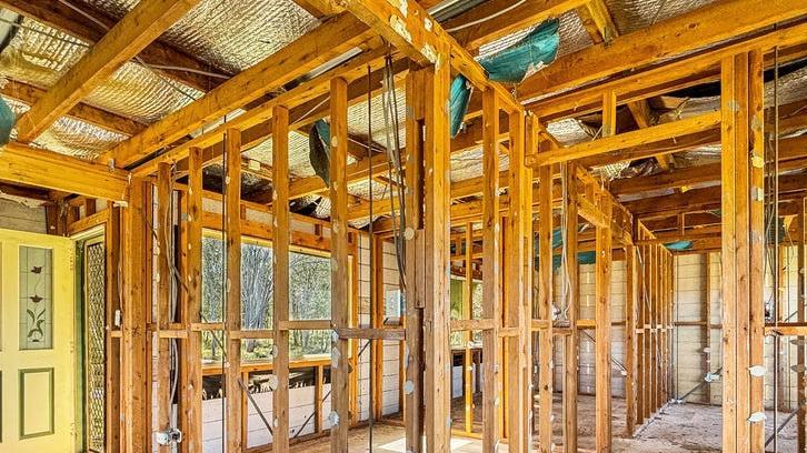 O casă bizară, cocoțată la 3 metri înălțime, declanșează frenezie printre cumpărători. Prețul este uriaș 1004569