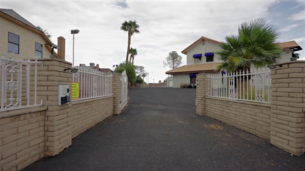 Sub această vilă aparent obișnuită se află cel mai mare buncăr de lux din lume. Cum arată în interior resortul cu cer artificial  1004429