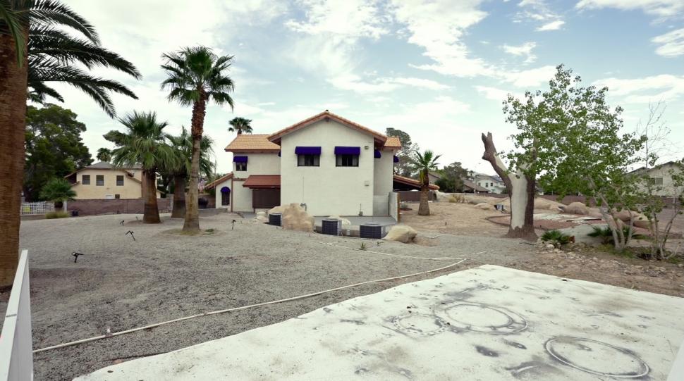 Sub această vilă aparent obișnuită se află cel mai mare buncăr de lux din lume. Cum arată în interior resortul cu cer artificial  1004430