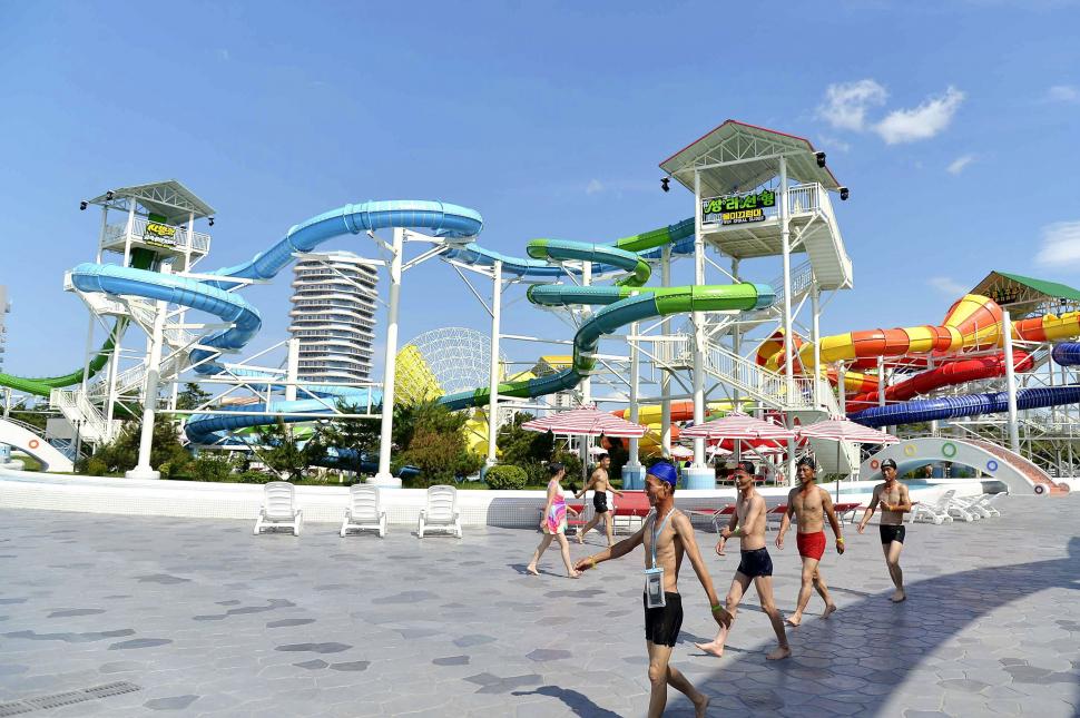 Hoteluri, plaje și parcuri acvatice, dar unde sunt turiștii? În interiorul noului resort din Coreea de Nord, vast dar pustiu 1004153