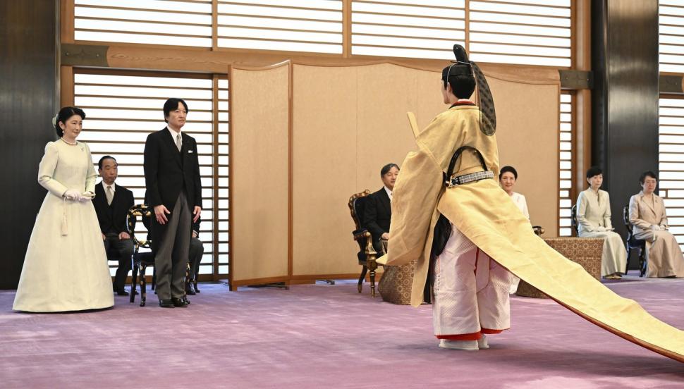 Imagini ca din filme de la palatul imperial din Tokyo. Prințul Hisahito și-a celebrat majoratul, în ținută tradițională 1005209