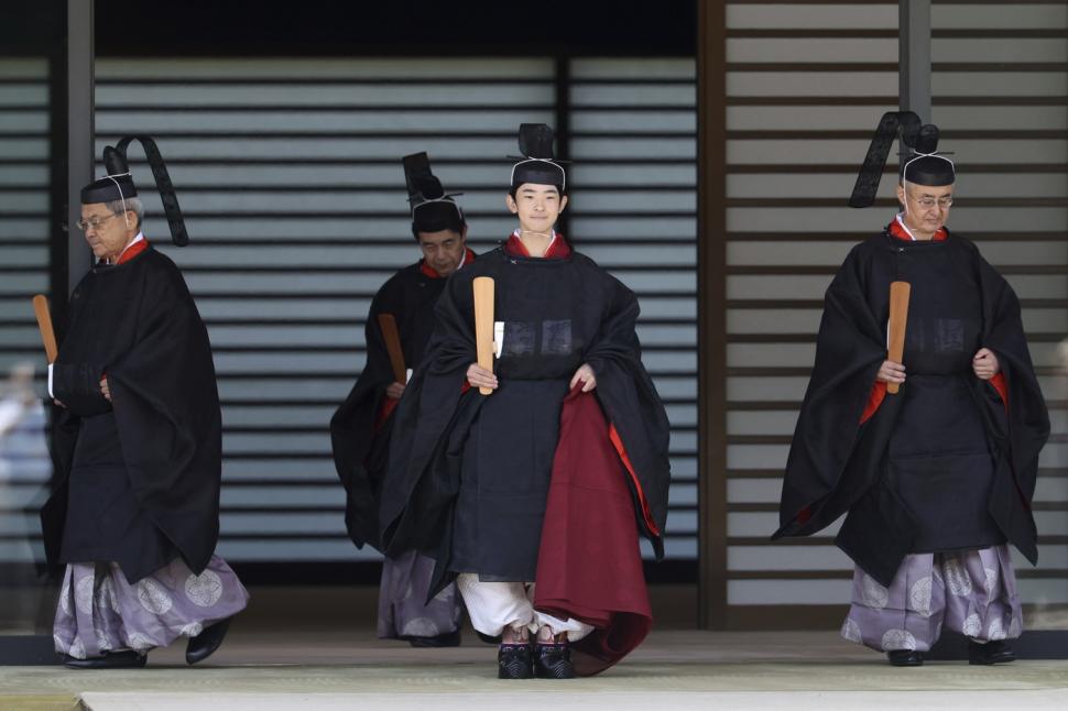 Imagini ca din filme de la palatul imperial din Tokyo. Prințul Hisahito și-a celebrat majoratul, în ținută tradițională 1005212