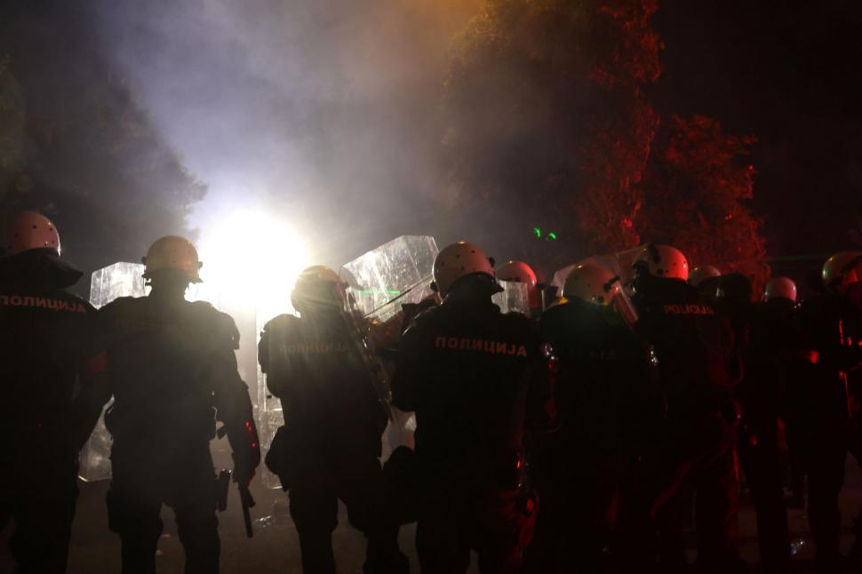 Proteste violente în Serbia. Mii de oameni cer ca Vucic să plece, polițiștii au dat cu gaze lacrimogene şi grenade paralizante 1005126