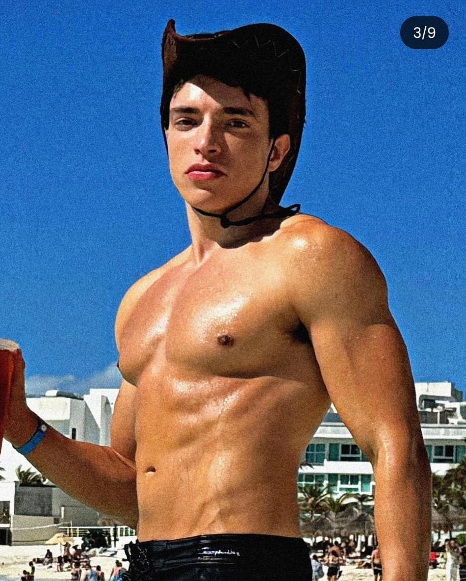 Un fost actor Disney Channel se mândreşte cu postările pe care face pe OnlyFans: "E conţinut elegant". Are peste 400 de poze incendiare 1004957