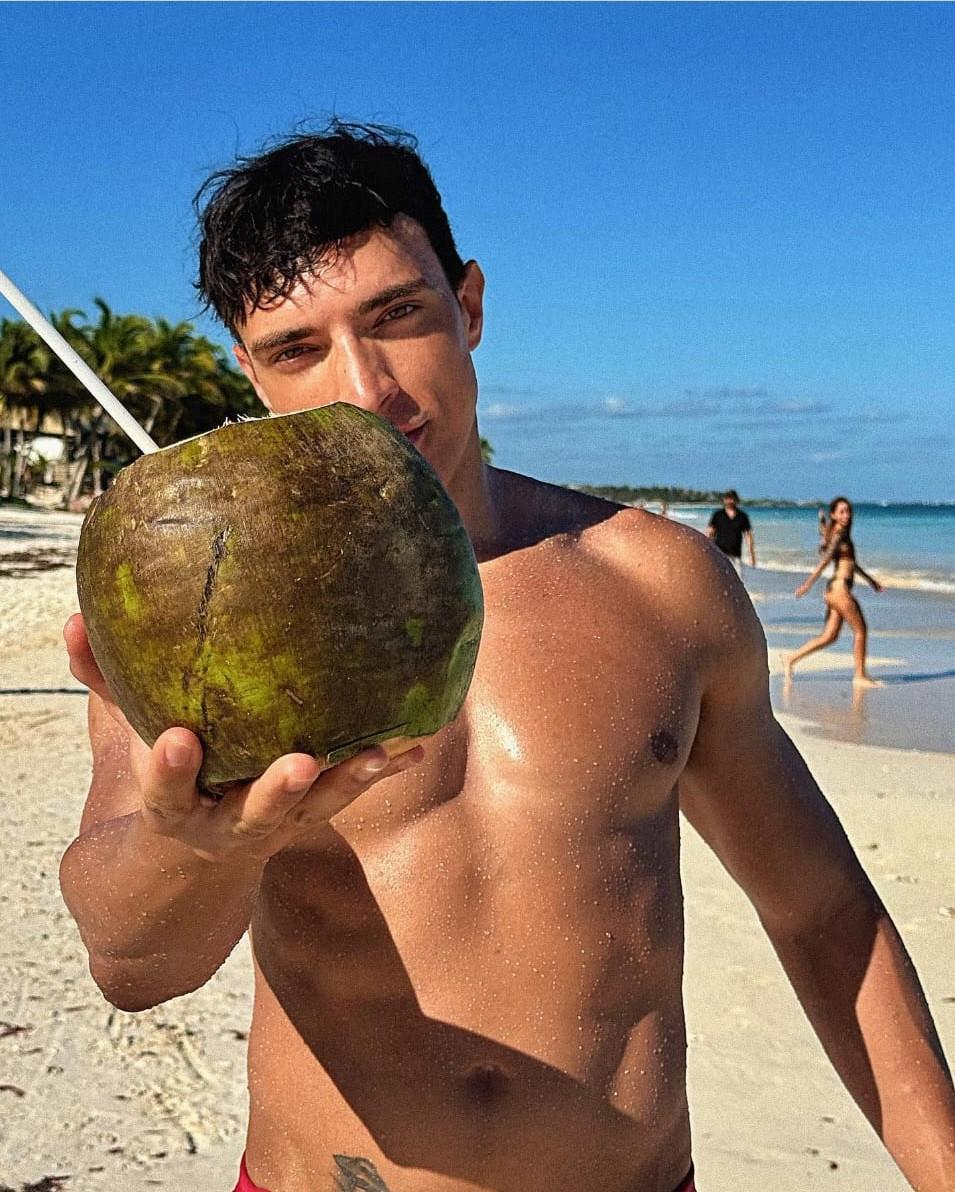 Un fost actor Disney Channel se mândreşte cu postările pe care face pe OnlyFans: "E conţinut elegant". Are peste 400 de poze incendiare 1004959