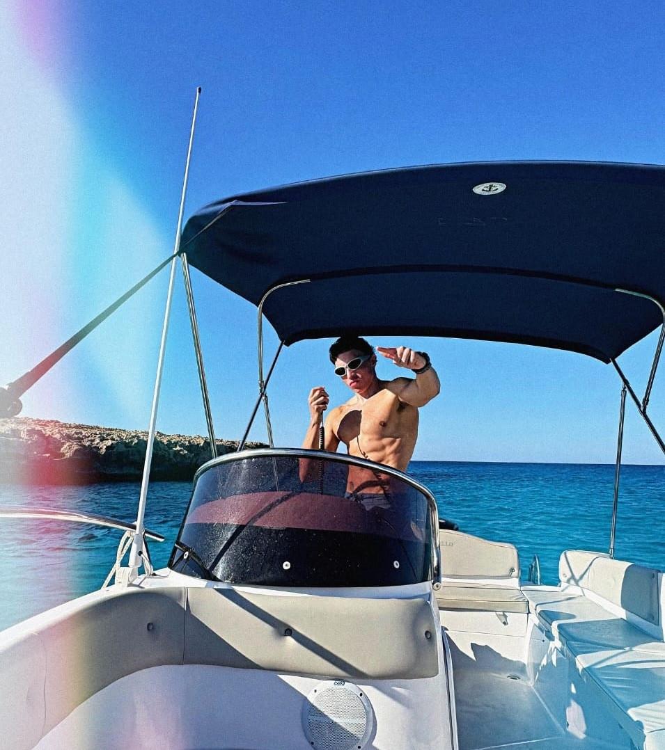 Un fost actor Disney Channel se mândreşte cu postările pe care face pe OnlyFans: "E conţinut elegant". Are peste 400 de poze incendiare 1004976