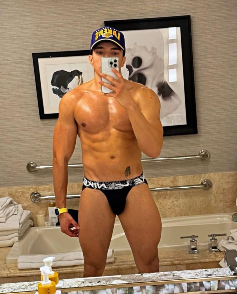 Un fost actor Disney Channel se mândreşte cu postările pe care face pe OnlyFans: "E conţinut elegant". Are peste 400 de poze incendiare 1004977