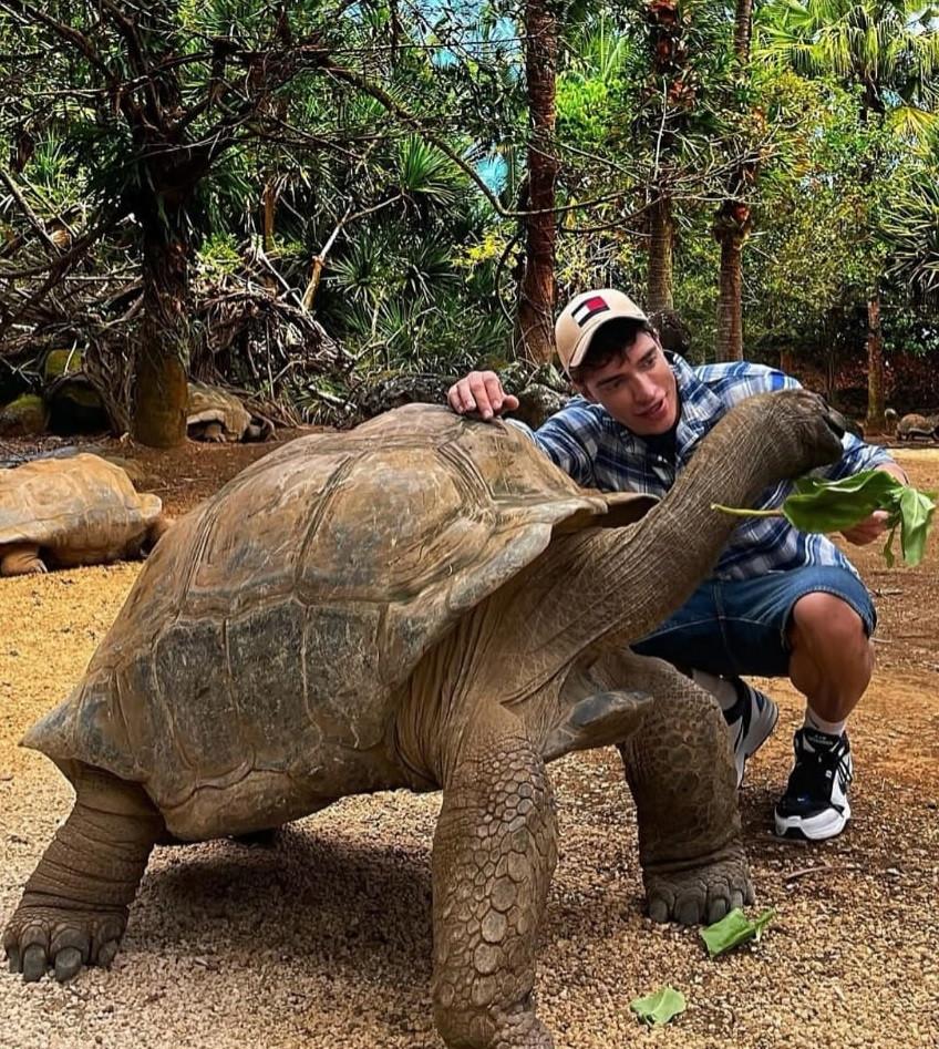 Un fost actor Disney Channel se mândreşte cu postările pe care face pe OnlyFans: "E conţinut elegant". Are peste 400 de poze incendiare 1004978