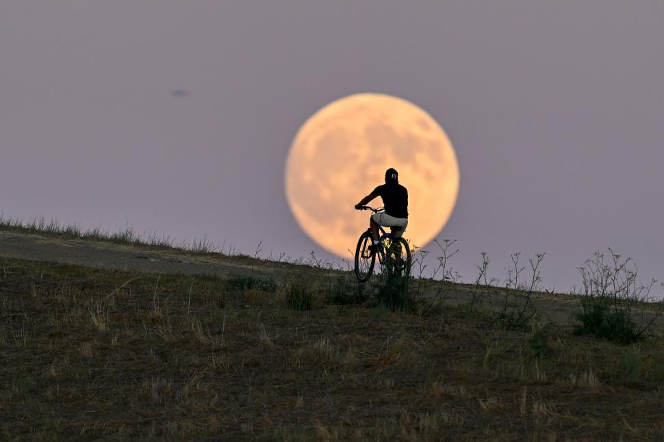 Imagini spectaculoase cu eclipsa de Lună. Cum s-a văzut „Luna sângerie” în România și în alte locuri din lume 1005373