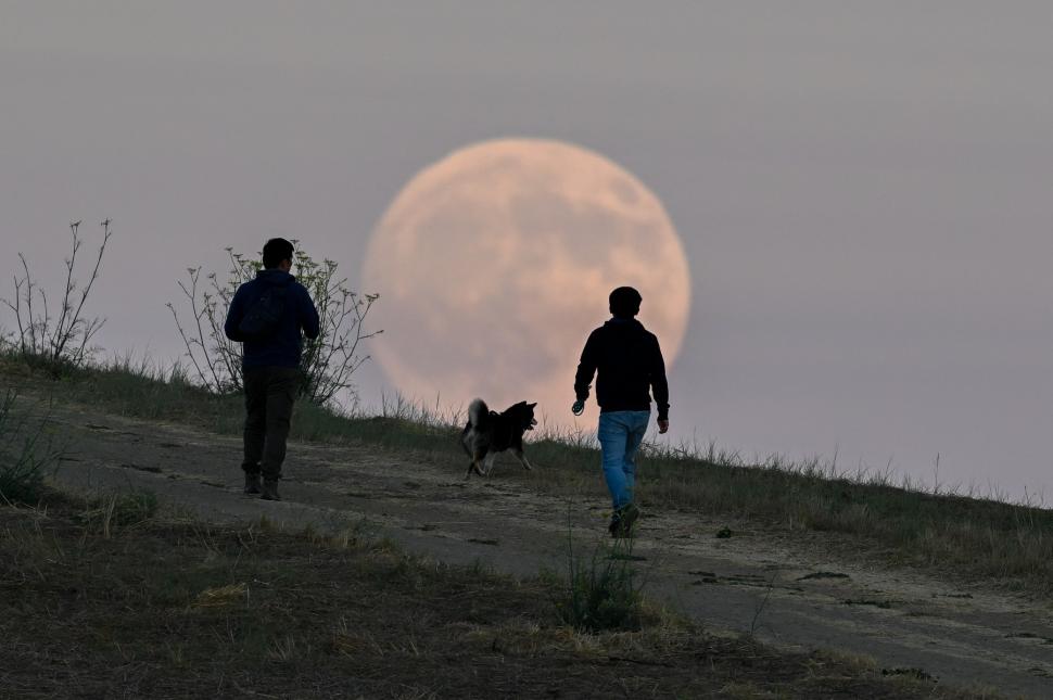 Imagini spectaculoase cu eclipsa de Lună. Cum s-a văzut „Luna sângerie” în România și în alte locuri din lume 1005374