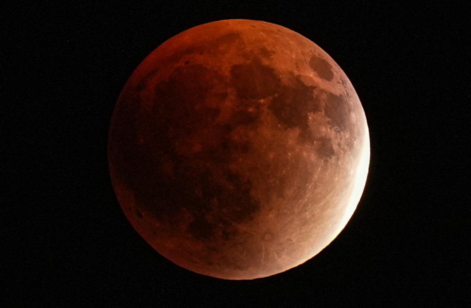 Imagini spectaculoase cu eclipsa de Lună. Cum s-a văzut „Luna sângerie” în România și în alte locuri din lume 1005380