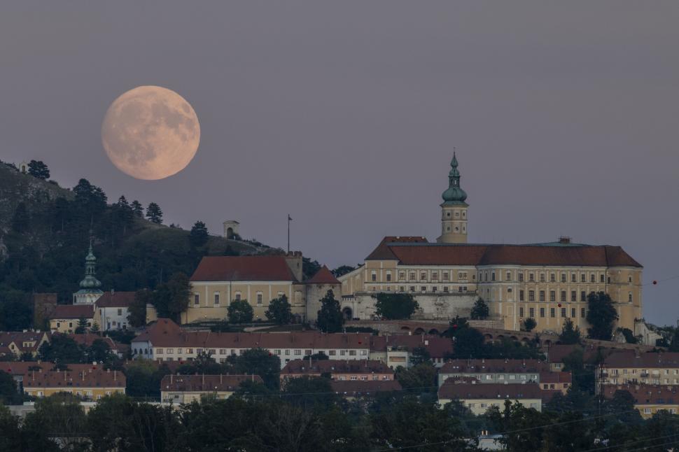 Imagini spectaculoase cu eclipsa de Lună. Cum s-a văzut „Luna sângerie” în România și în alte locuri din lume 1005382