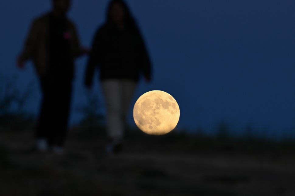 Imagini spectaculoase cu eclipsa de Lună. Cum s-a văzut „Luna sângerie” în România și în alte locuri din lume 1005383