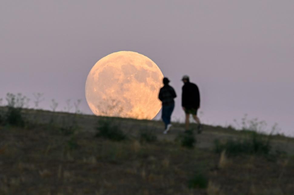 Imagini spectaculoase cu eclipsa de Lună. Cum s-a văzut „Luna sângerie” în România și în alte locuri din lume 1005384